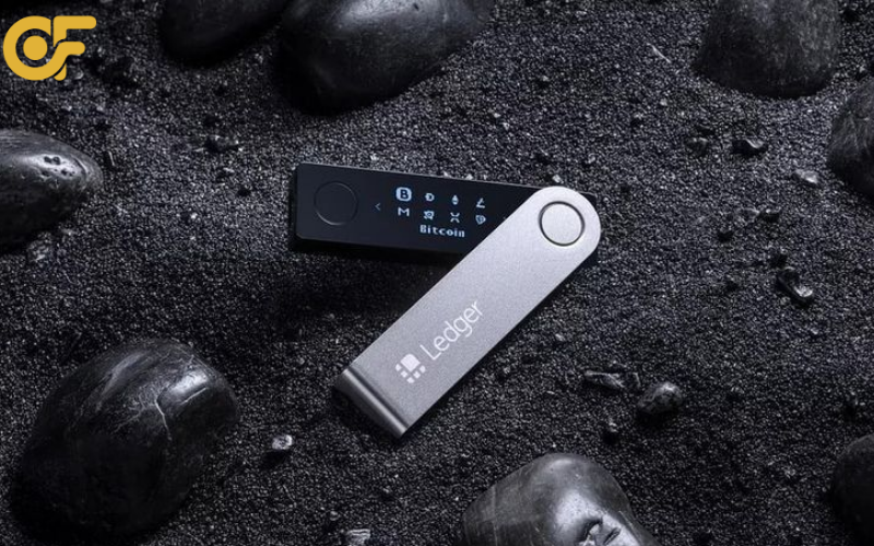 Tong-quan-ve-vi-lanh-Ledger-Nano-S-Plus-tinh-nang-bao-mat-kha-nang-luu-tru-da-coin-va-ly-do-no-duoc-ua-chuong-trong-cong-dong-crypto